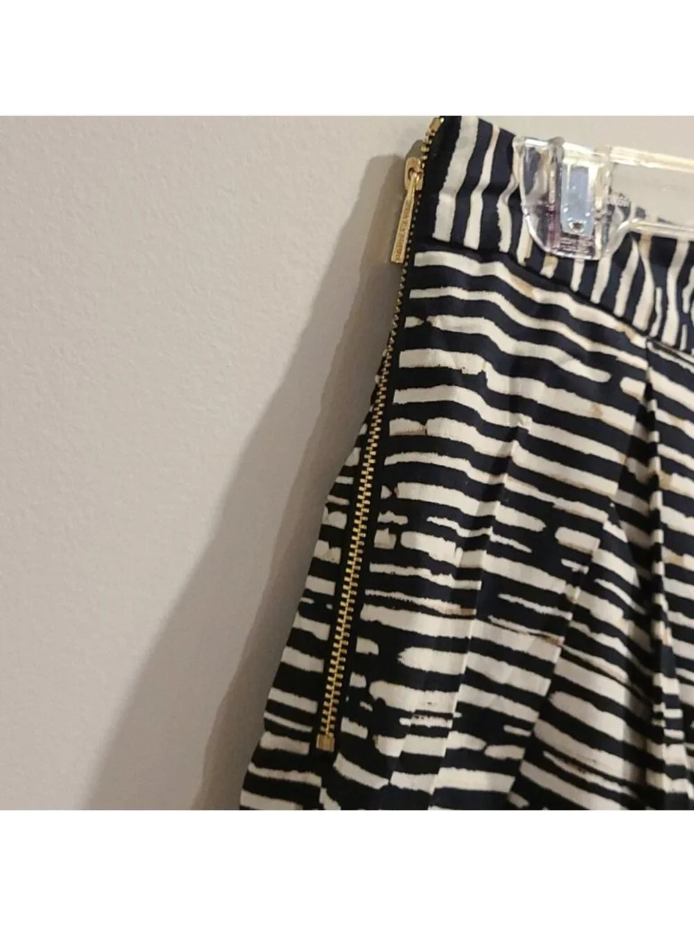 Vince Camuto black & cream pattern skirt